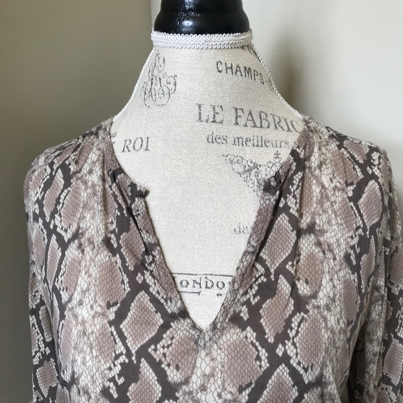 Bella Dahl Snake Print Tunic Blouse Top Shirt Womens Small Long Sleeve Brown Tan - Picture 4 of 12